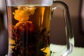 用“泡杯茶”造句