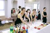 用“鸡尾酒会”造句