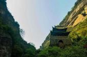 用“峥嵘崔嵬”造句